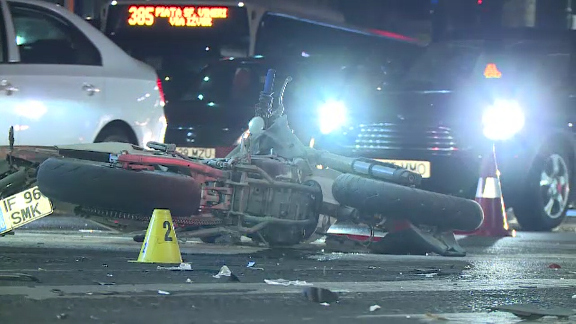 Impact violent între o motocicletă şi o maşină în Capitală. Motociclistul a ajuns la spital în stare stabilă