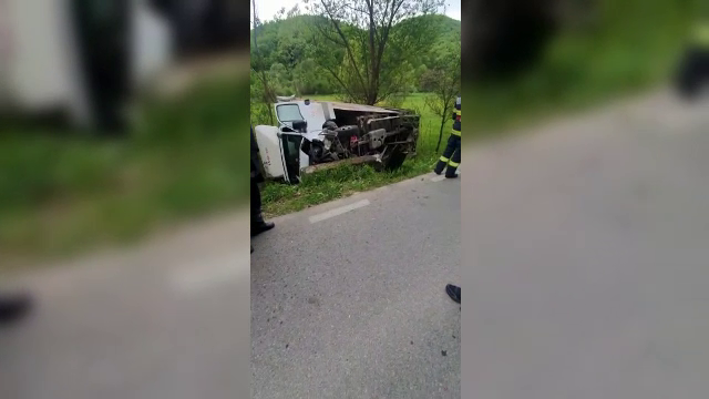 Un șofer de 23 de ani s-a răsturnat cu camionul în Dâmbovița. În ce stare e