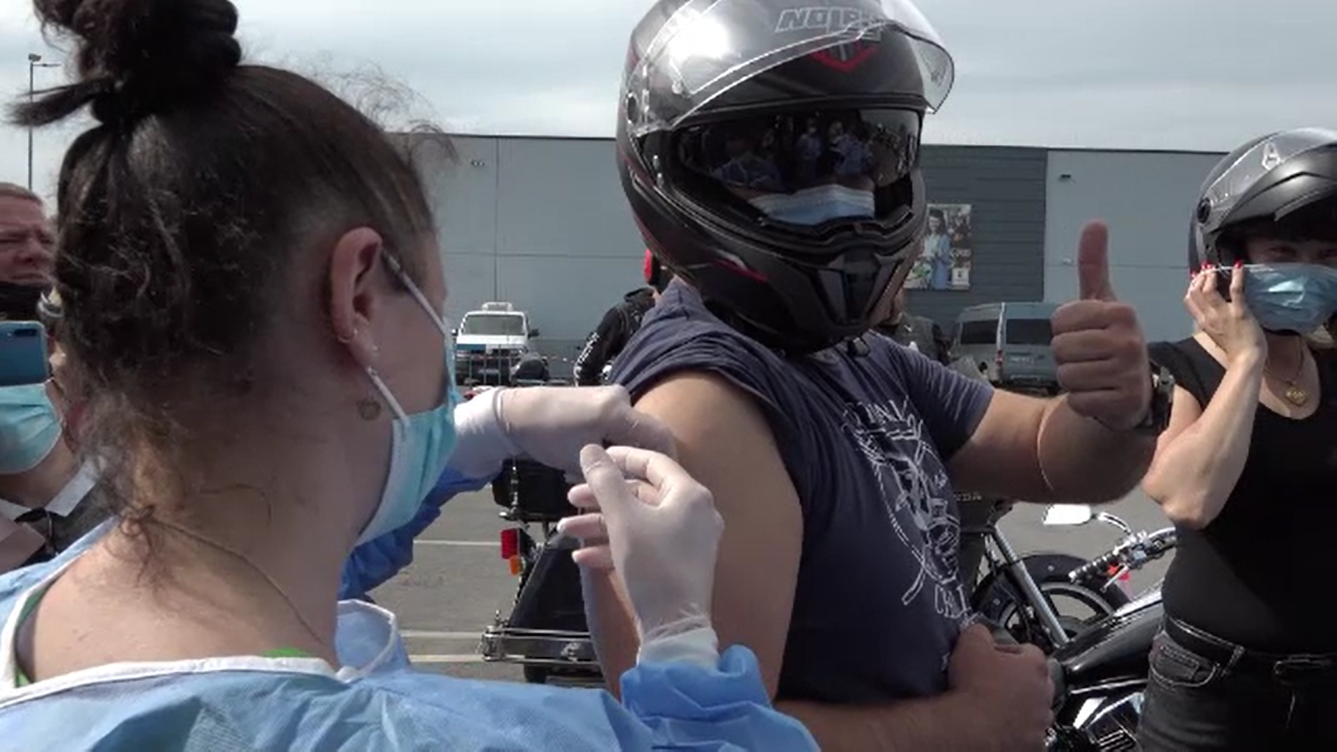 Centrele de vaccinare de tip drive-thru încep să apară în tot mai multe județe din țară