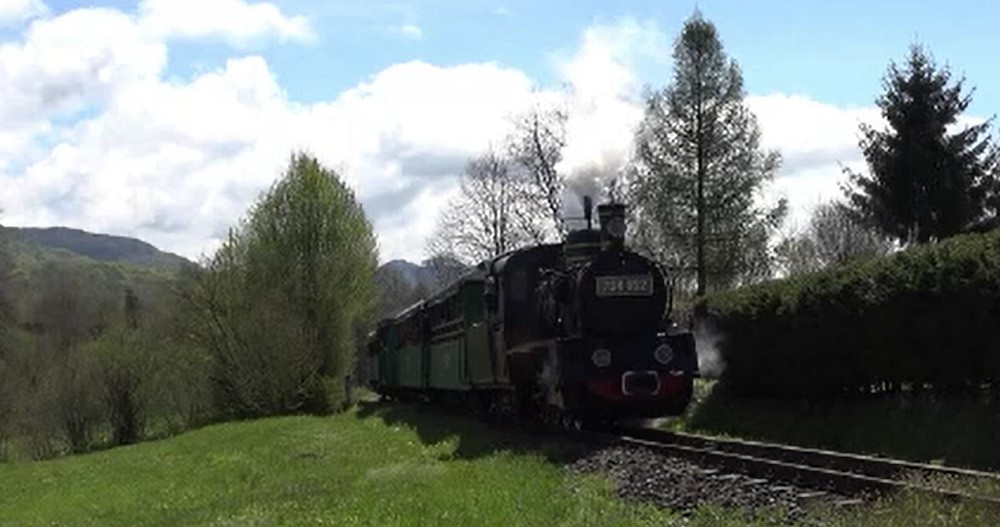 Turiștii, atrași de mocănița de la Sovata. Trenul circulă pe o cale ferată veche de peste un secol