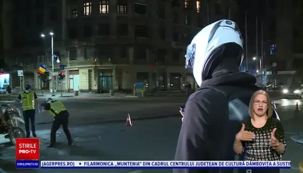 Impact violent între o motocicletă şi o maşină în Capitală. Motociclistul a ajuns la spital în stare stabilă