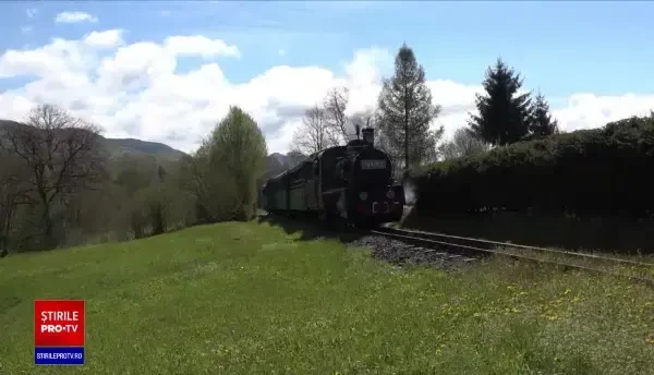 Turiștii, atrași de mocănița de la Sovata. Trenul circulă pe o cale ferată veche de peste un secol