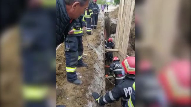Un bărbat care lucra la o rețea de canalizare a murit, după ce un mal de pământ s-a prăbușit peste el