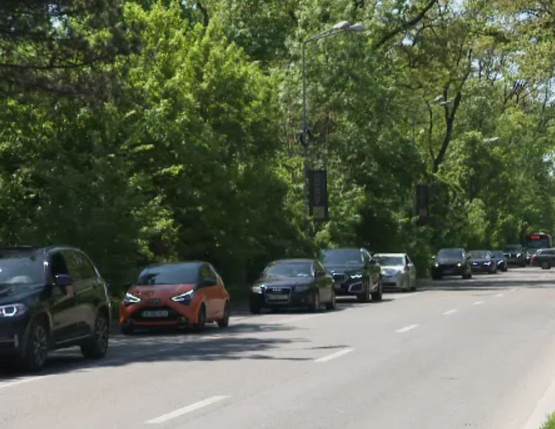 Aglomerație la Zoo și în parcuri. Mașinile s-au întins pe kilometri întregi