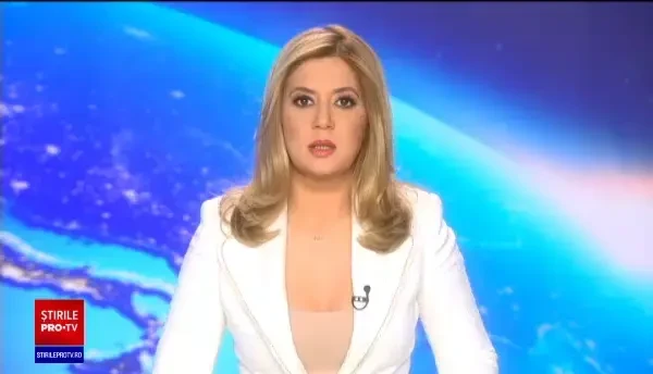 Două mașini au ars la poalele cetății Sarmizegetusa. Intervenția pompierilor a fost anevoioasă