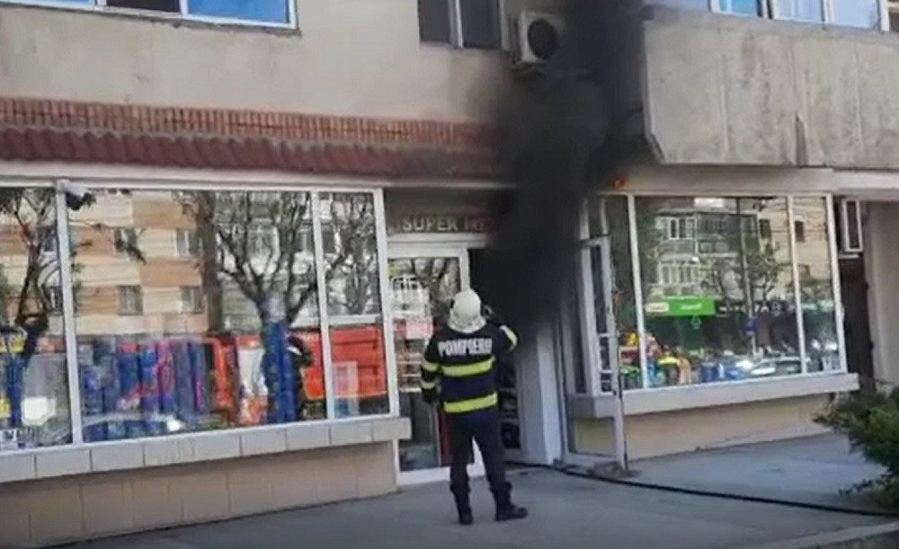 Incendiu în centrul orașului Târgoviște. Un magazin a luat foc