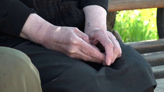 Bărbat din Neamț, trimis în judecată după ce a vrut să-și omoare mama. A încercat de 6 ori să o arunce în fântână