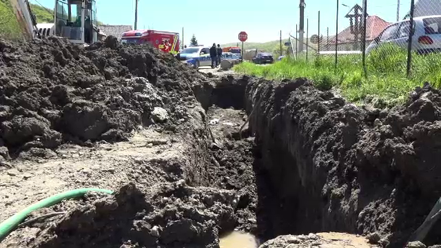 Un muncitor din Mureș luptă pentru viață. Un mal de pământ s-a prăbușit peste el, în timp ce se afla într-un șanț