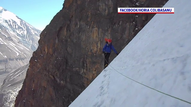 Doi alpiniști români, care fac un traseu în premieră în Himalaya, au fost surprinși de o avalanșă