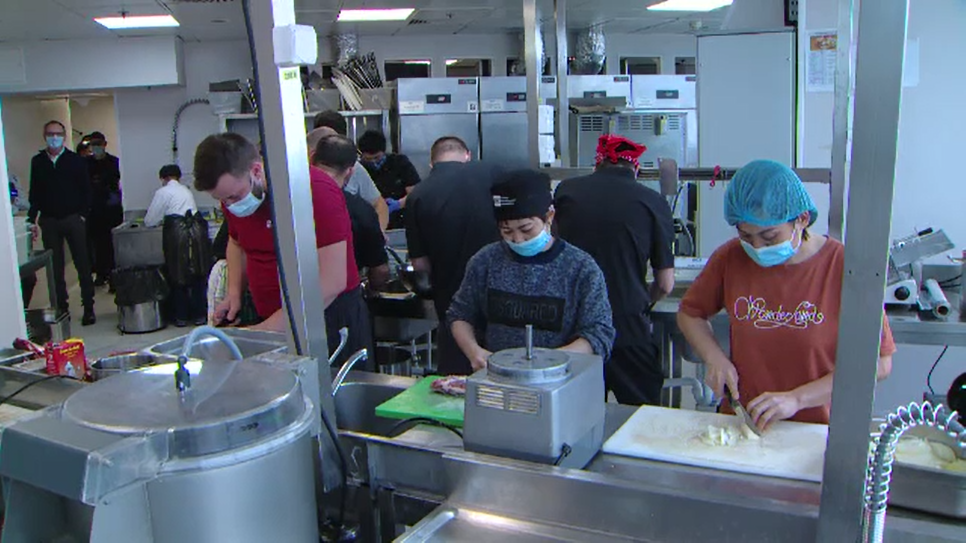 Am putea fi serviți la restaurante de tot mai mulți străini: pakistanezi, nepalezi, sau thailandezi. Care este motivul