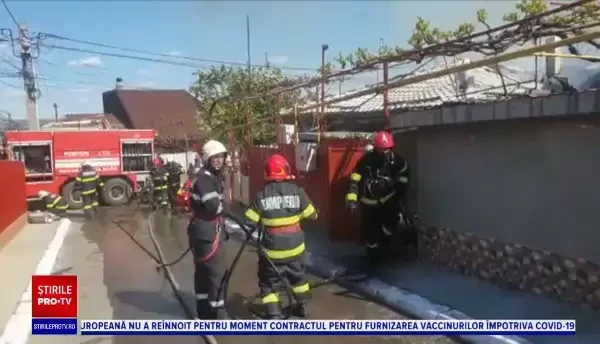 Cinci familii din Bârlad au rămas pe drumuri, după ce un incendiu le-a distrus casele