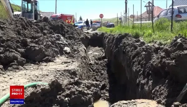 Un muncitor din Mureș luptă pentru viață. Un mal de pământ s-a prăbușit peste el, în timp ce se afla într-un șanț