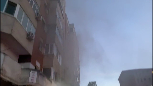 Panică într-un bloc din Craiova. O agenție de pariuri, aflată la parter, cuprinsă de un incendiu