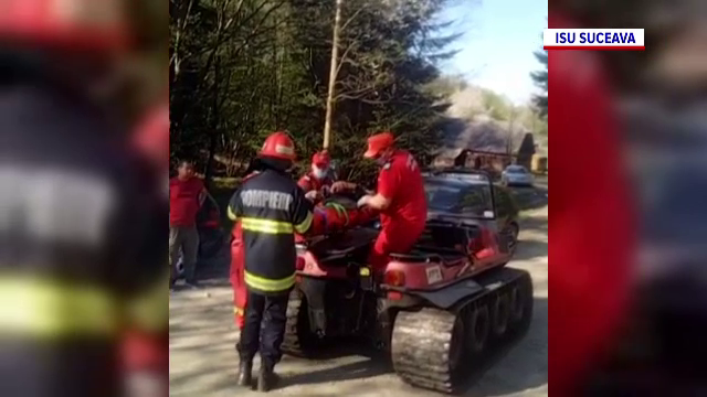 Un bărbat din Suceava s-a răsturnat cu tractorul într-o pădure. Pompierii au intervenit pentru a-l salva