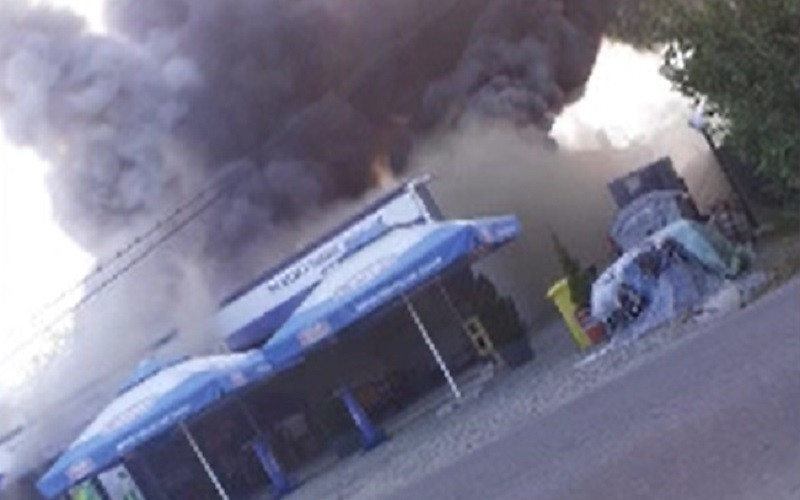 Incendiu de proporții în județul Argeș. Un magazin a fost mistuit de flăcări