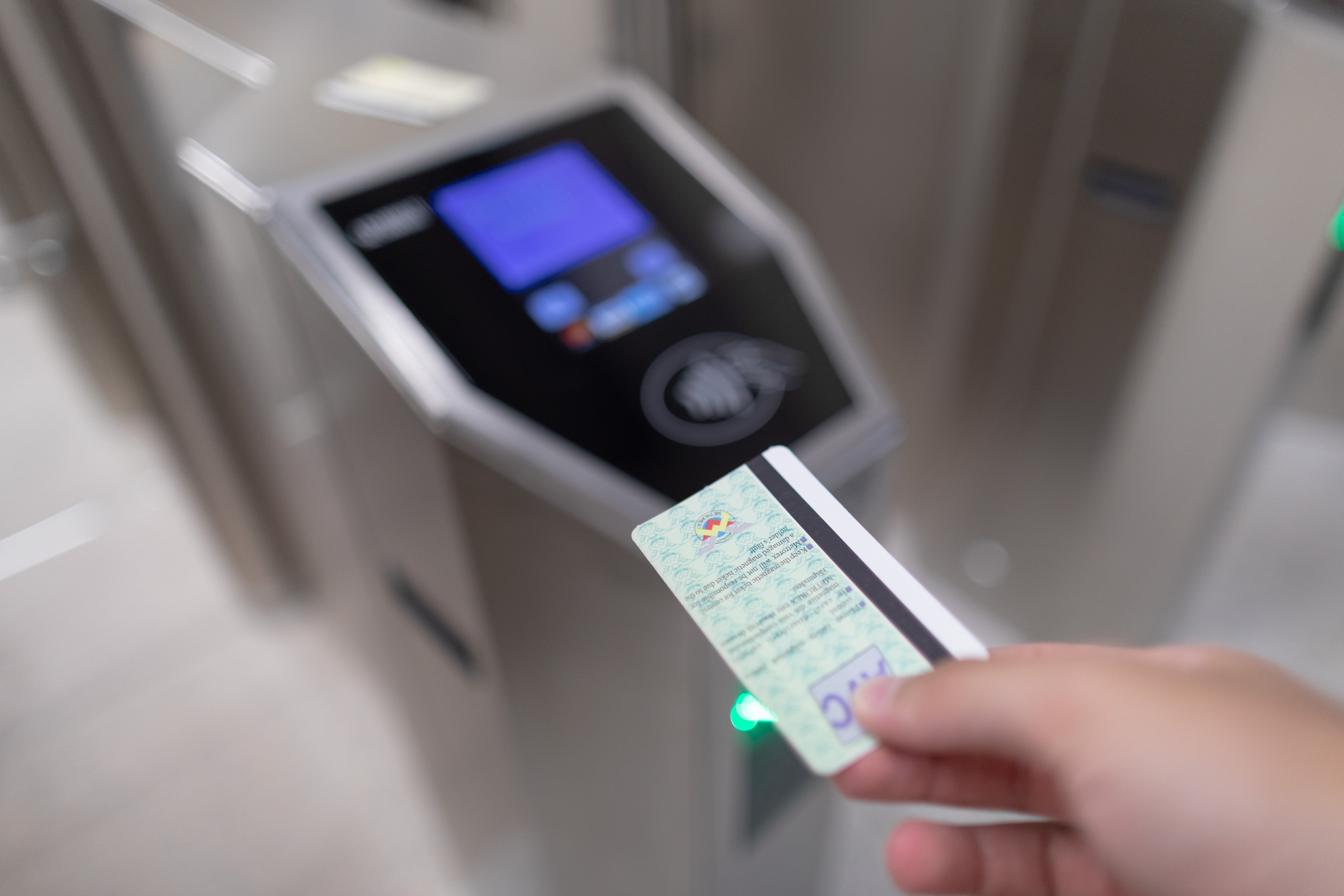 Cardurile contactless Metrorex pot fi reîncărcate și la automatele de cartele din stațiile de metrou