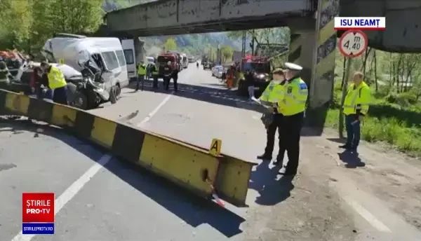 Două persoane au murit în Neamț după ce o parte dintr-un pod feroviar a căzut peste un microbuz de pasageri