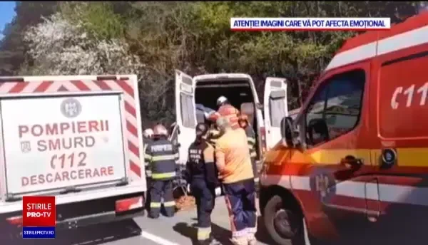 Două persoane au murit în Neamț după ce o parte dintr-un pod feroviar a căzut peste un microbuz de pasageri