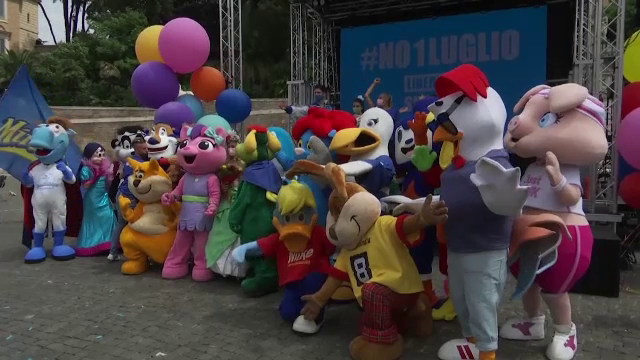 Protest inedit în Roma. Manifestanții s-au costumat în personaje de desene animate