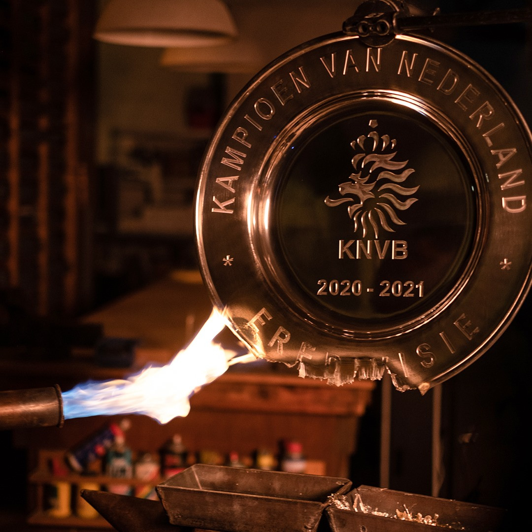 Ajax Amsterdam şi-a topit trofeul de campion şi îl distribuie prin poştă fanilor care nu au putut veni la stadion