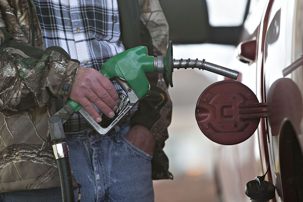 Panică în SUA din cauza unei crize de combustibil. Oamenii iau benzină în pungi și bidoane