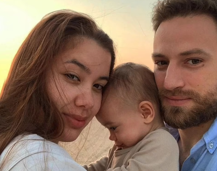 O tânără de 20 de ani a fost torturată şi ucisă de hoţi, în faţa fetiţei sale de 11 luni, în Grecia