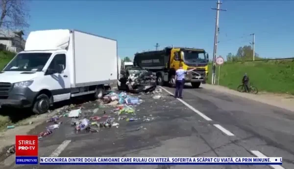 Accident în lanț pe o șosea din județul Iași. O mașină, prinsă la mijloc, în ciocnirea dintre 2 camioane