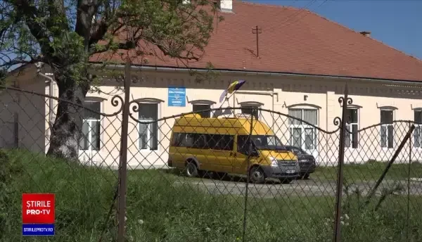 Elev de 11 ani, lovit cu pumnii și picioarele de colegi, după ora de engleză, în curtea unei școli din Mureș