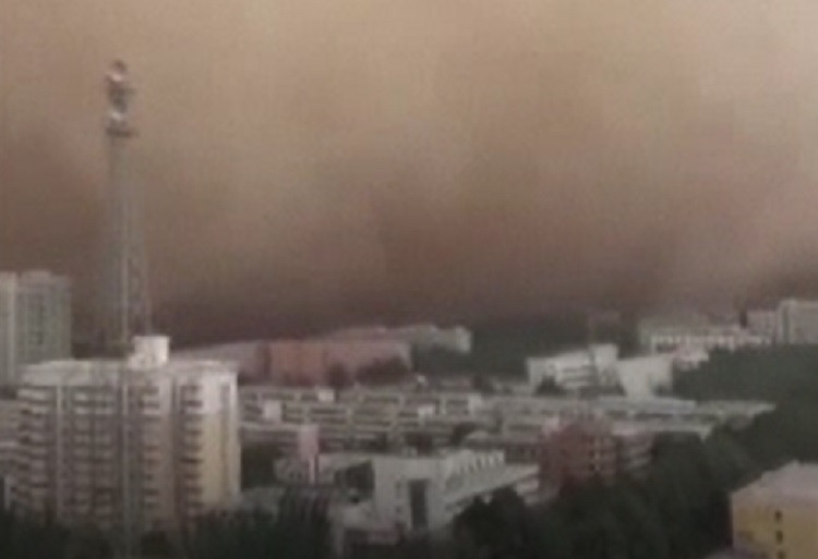 Furtună uriașă de nisip în China. Oamenii au fost avertizați să nu iasă din case