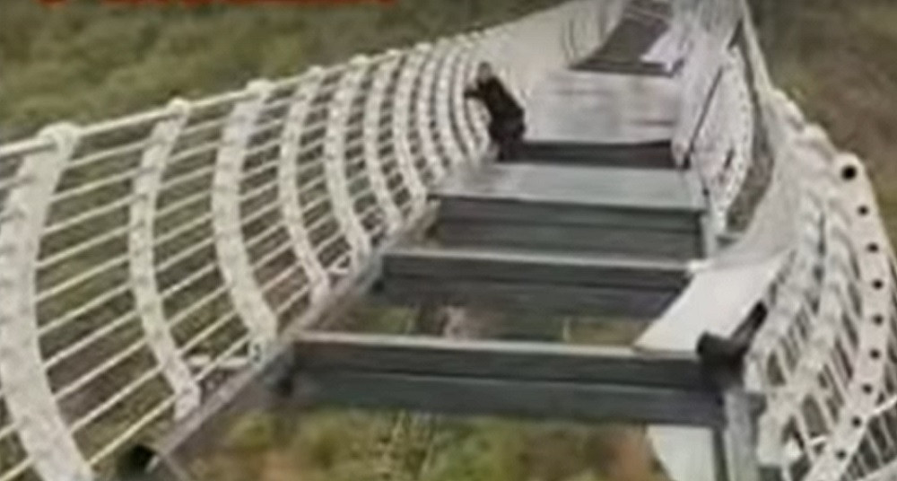 China: Turist rămas suspendat în aer, după ce podul pe care se afla a fost distrus de vânt