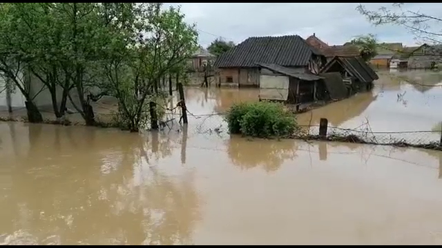 Cod roșu și portocaliu de inundații pe mai multe râuri din țară. Zeci de gospodării, inundate