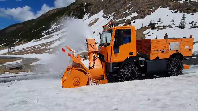 Va fi Transfăgărășanul deschis la 1 iulie? Drumarii fac față cu greu nămeților care depășesc 6 metri pe alocuri