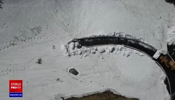 Va fi Transfăgărășanul deschis la 1 iunie? Drumarii fac față cu greu nămeților care depășesc 6 metri pe alocuri