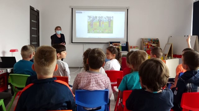 Grădiniță unică în țară, deschisă în Bistrița-Năsăud. Copiii coboară la parter pe tobogan și au loc de joacă pe acoperiș