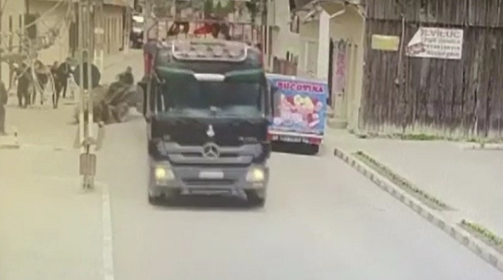 Accident grav în județul Suceava. Un camion a lovit un cal care tracta o căruță