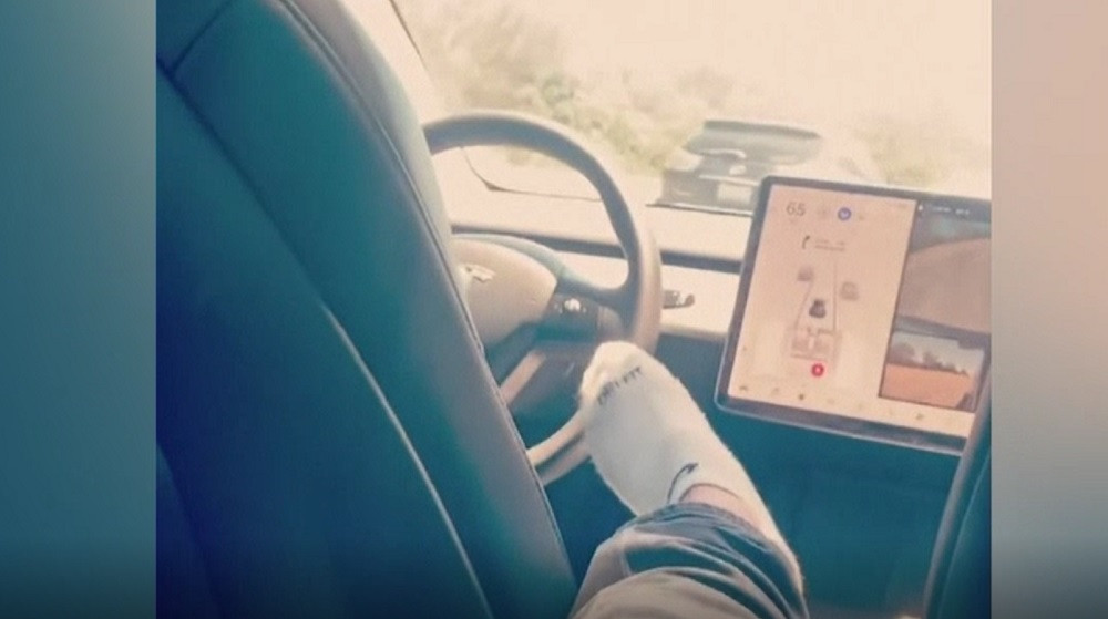Un șofer de Tesla a recunoscut că de cel puțin trei ani circulă doar pe bancheta din spate