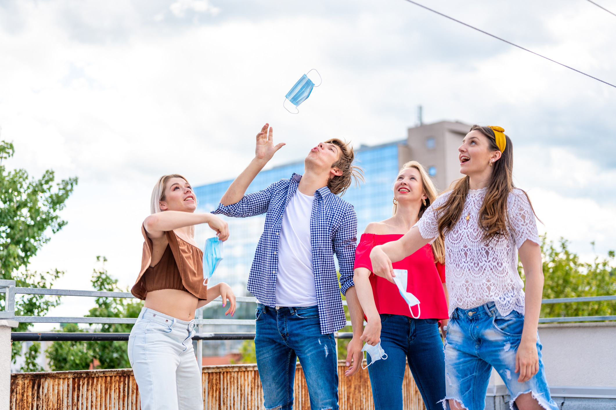 Avertisment din partea OMS în privința renunțării la purtarea măștii, chiar înaintea relaxării restricțiilor în România