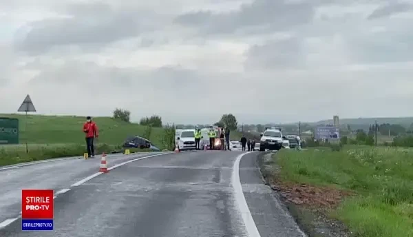 FOTO și VIDEO. Accident grav în județul Brașov, între o mașină și un TIR. Patru persoane au murit