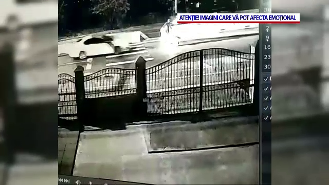 Momentul în care un bărbat care traversa cu roaba este spulberat de o mașină, lângă trecerea de pietoni