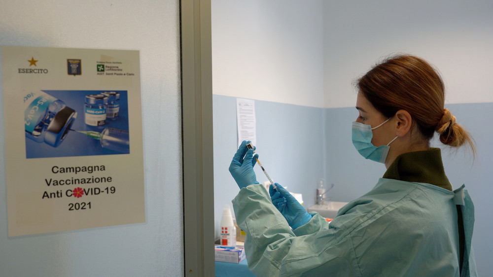 Infecţiile cu SARS-CoV-2 au scăzut cu 80% în Italia, la 5 săptămâni după administrarea primei doze de vaccin