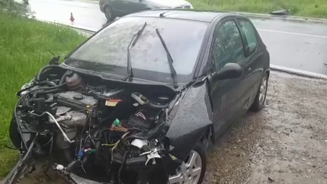 Greșeala făcută de șoferul unei autoutilitare, care circula pe ploaie. A rănit grav o femeie