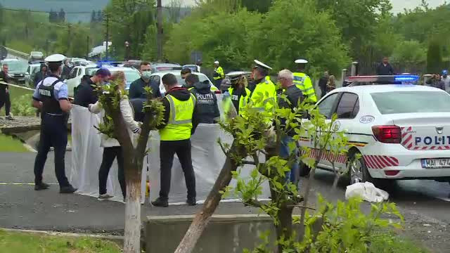 Mamă și fiu, uciși de fostul iubit al femeii în curtea unei biserici din Argeș. Băiatul a încercat să-și apere mama