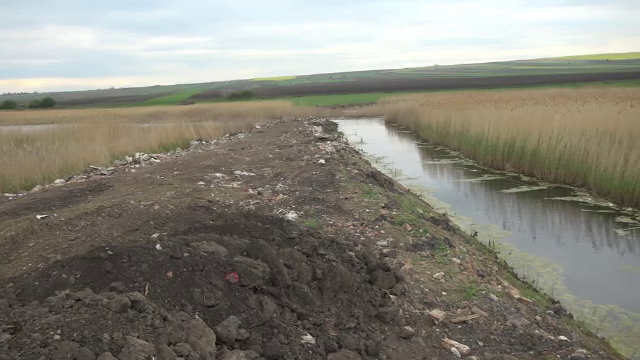 Amendă uriaşă pentru primarul care a făcut un dig de moloz într-o arie protejată, unde era şi un pod dacic