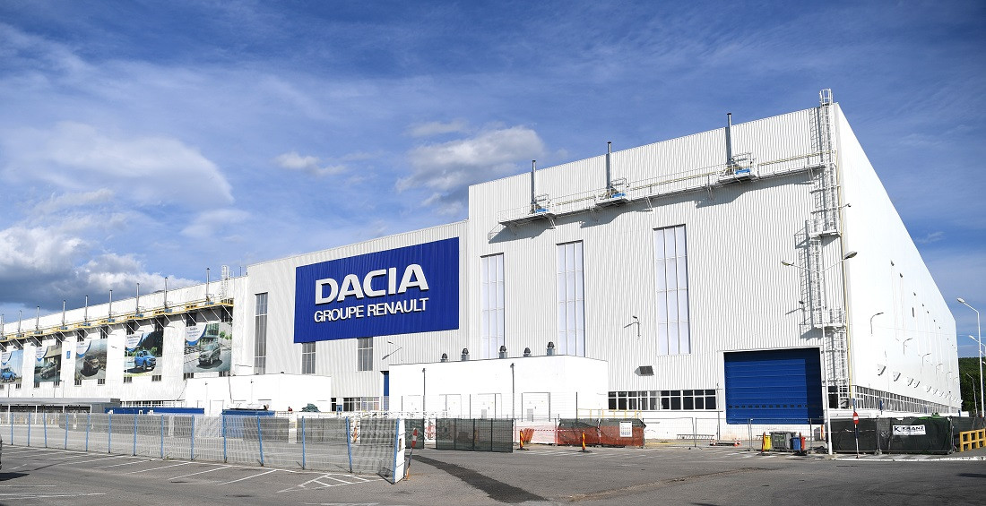 Tragedie la Uzina Dacia. Un angajat a fost găsit mort într-o toaletă din incinta vestiarelor