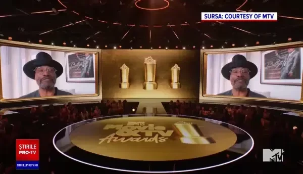 Ce a pățit actrița Scarlett Johansson în timp ce primea premiului MTV Generation. VIDEO