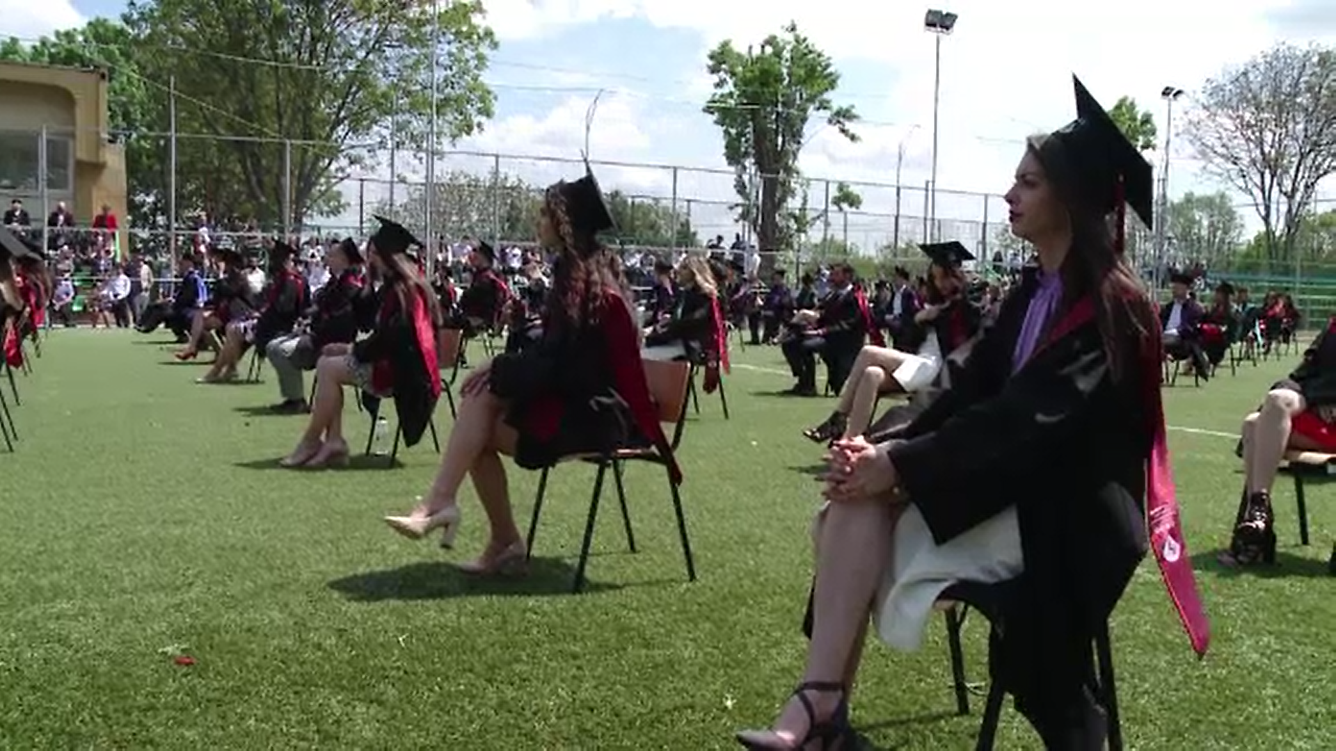 Emoții și lacrimi la prima festivitate de absolvire fără mască de protecție din România