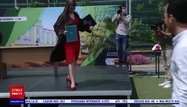 Emoții și lacrimi la prima festivitate de absolvire fără mască de protecție din România