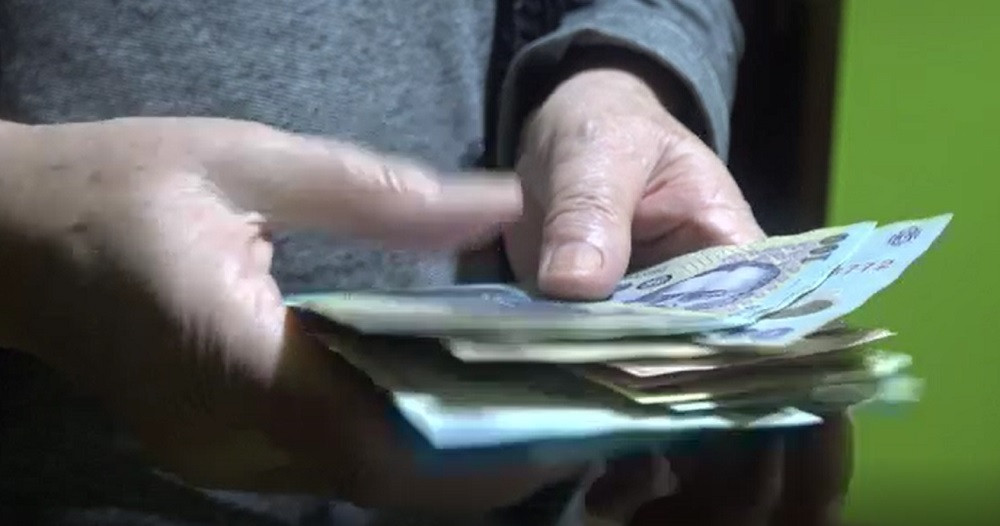 Un bătrân de 92 de ani a fost jefuit în propria casă. Hoții i-au furat peste 100.000 de lei