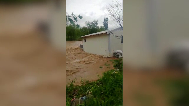 Inundații devastatoare în vestul țării. O casă modulară a fost luată pe sus de viituri