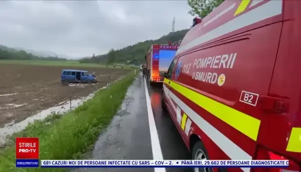Accident pe DN 1C. O mașină s-a răsturnat în afara șoselei. Șoferița, în stare gravă la spital